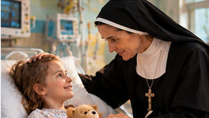 Benedizione con Santa Maria Soledad Torres Acosta per i bambini ospedalizzati
